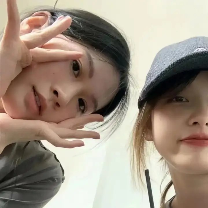 隔楼女孩：我们之间的层距 海报